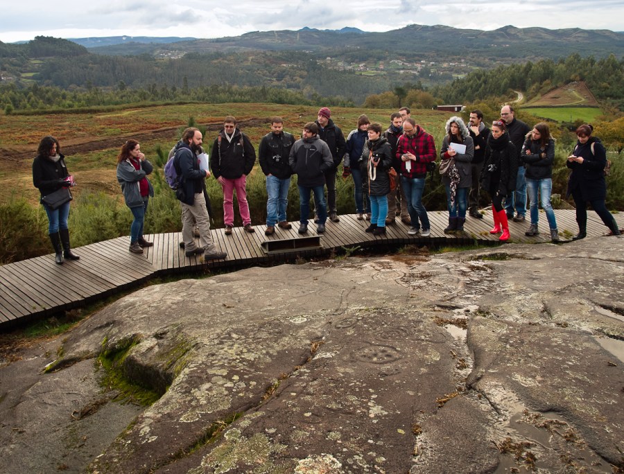O grupo na Área arqueolóxica de Tourón