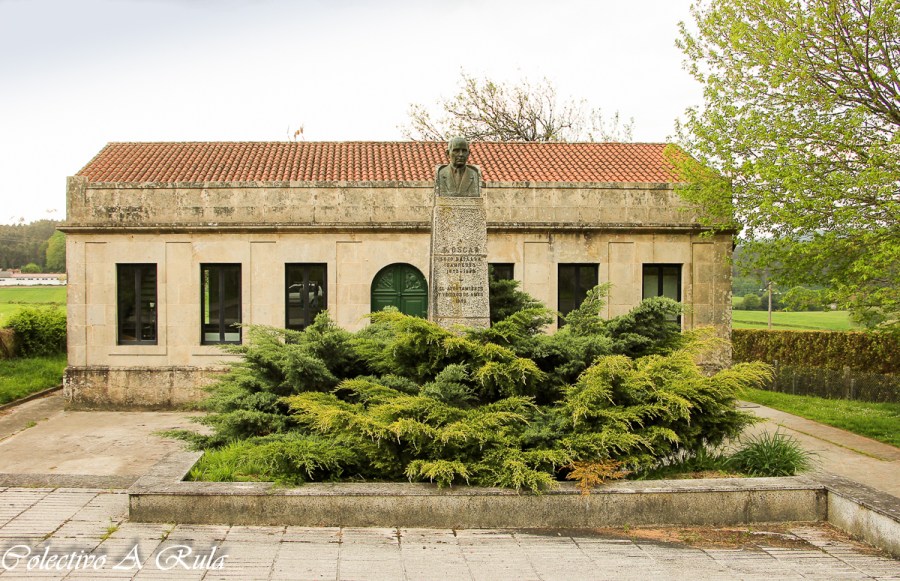 Busto adicado aOscar Lojo Batalla en Tapia